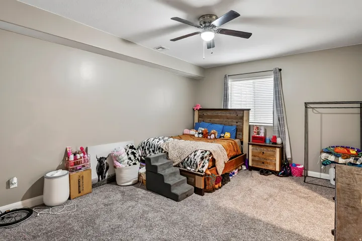 Recessed lighting, ceiling fan with integrated light, horizontal window blinds, and carpet flooring
