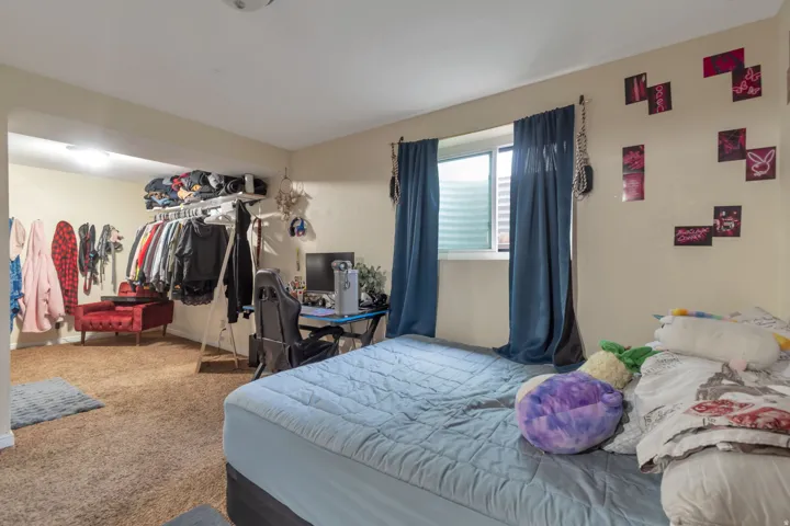 Recessed window with privacy blinds