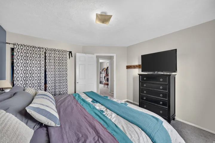 Recessed ceiling light fixture, neutral wall finishes, and carpet flooring