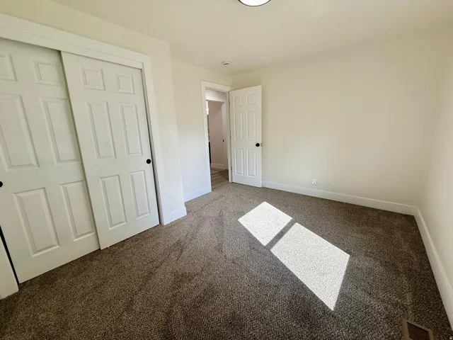 Neutral wall color with plush carpet flooring