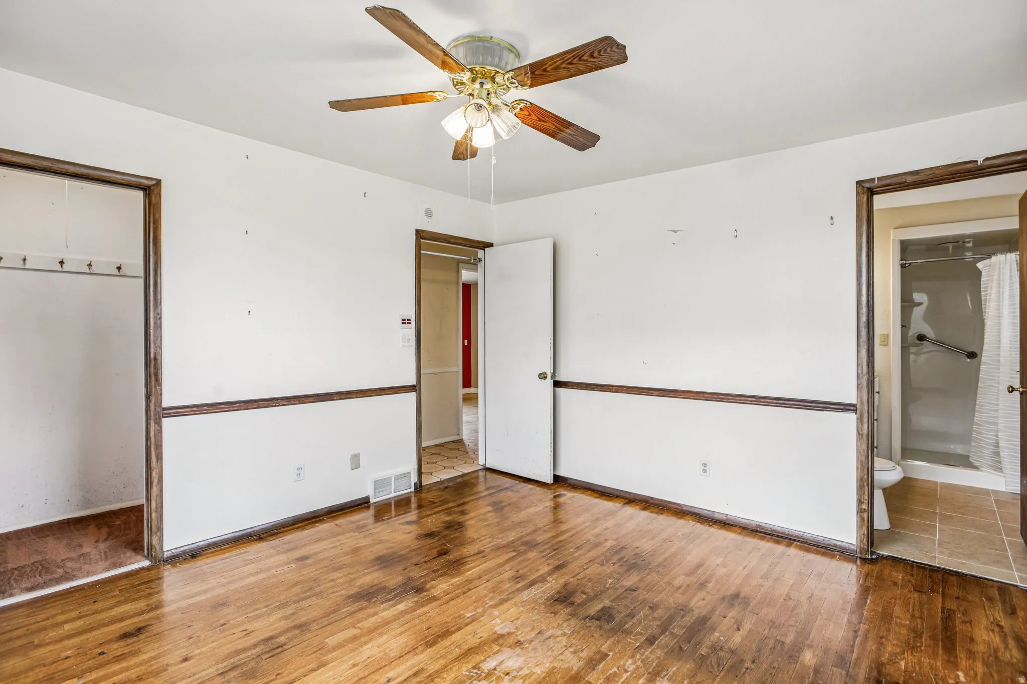 Wood-finish flooring with a ceiling fan