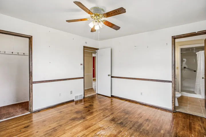 Wood-finish flooring with a ceiling fan
