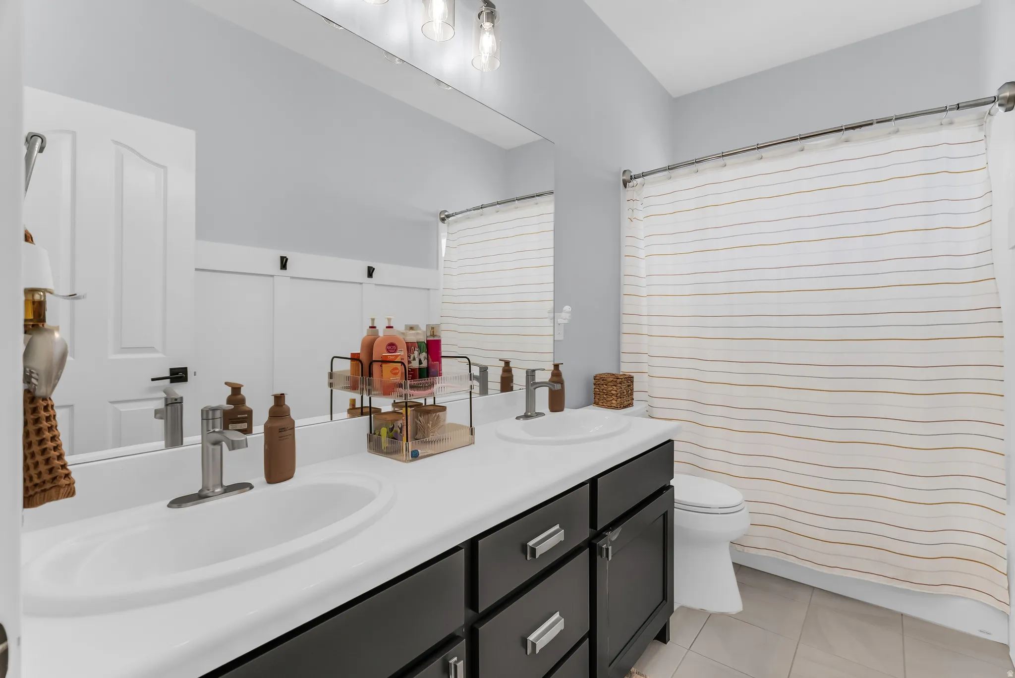 Dual vanity with integrated sinks and dark cabinetry