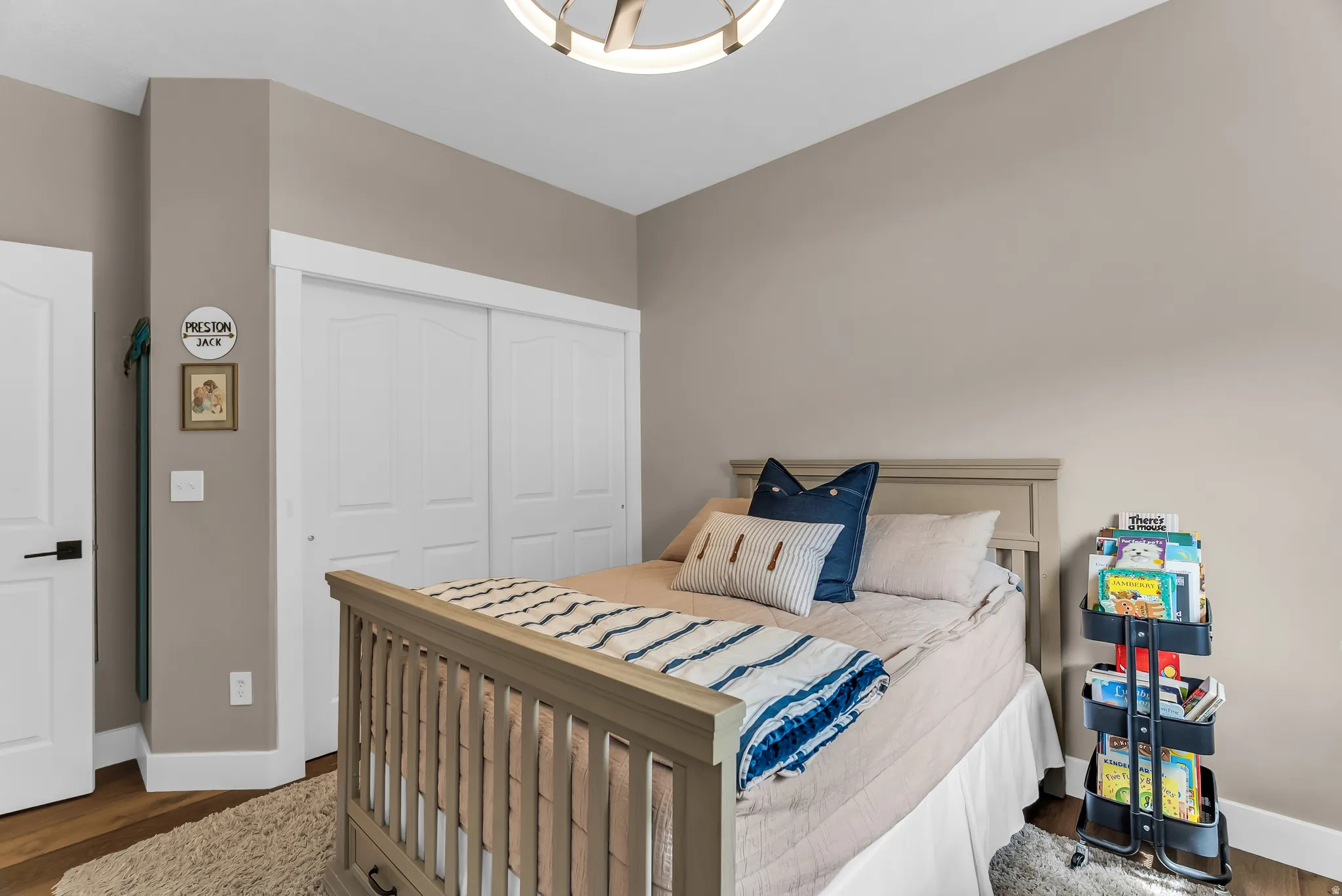 Wood-finish flooring with neutral wall paint