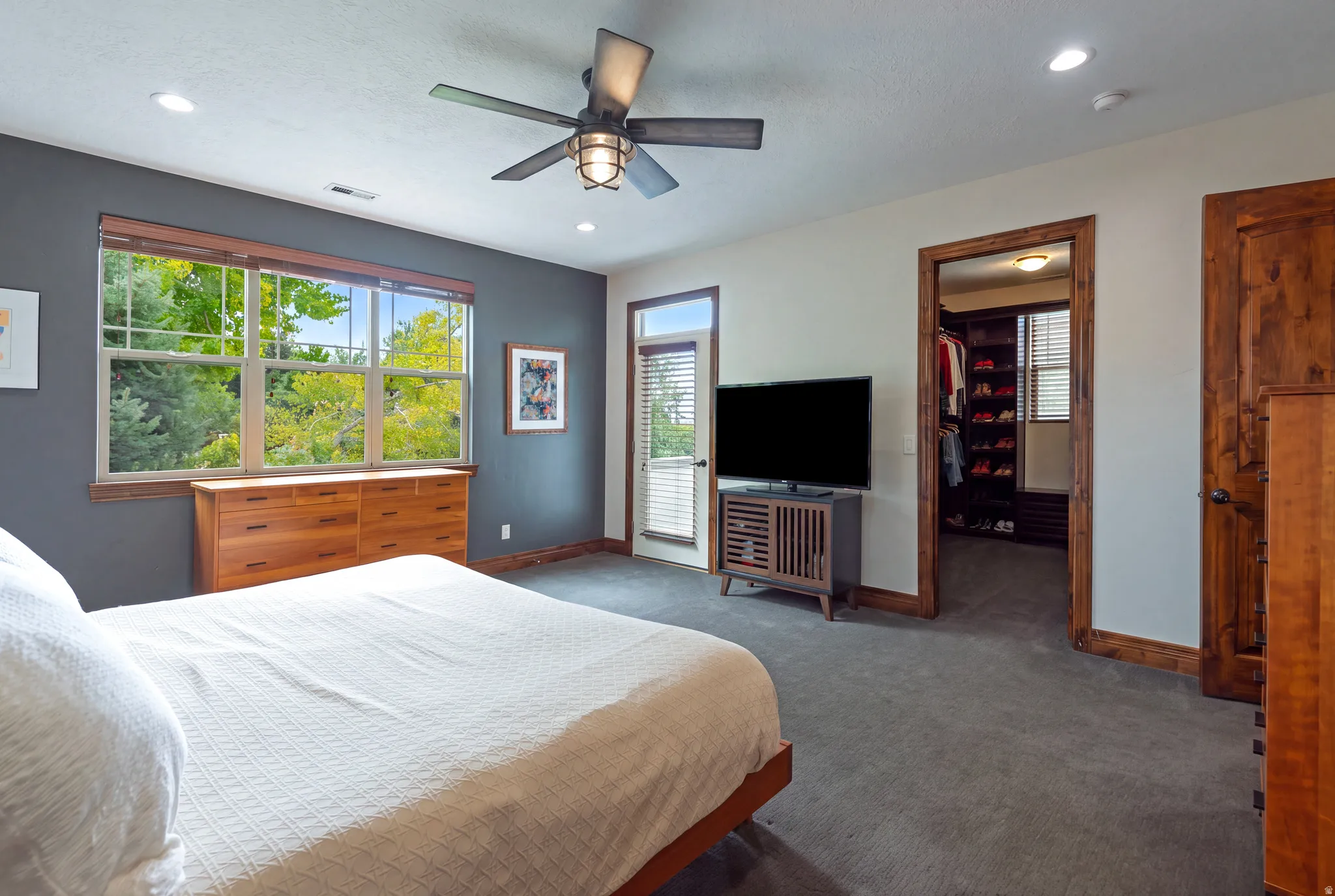 Recessed lighting, ceiling fan, carpeting, wood-frame windows, and wood trim detailing