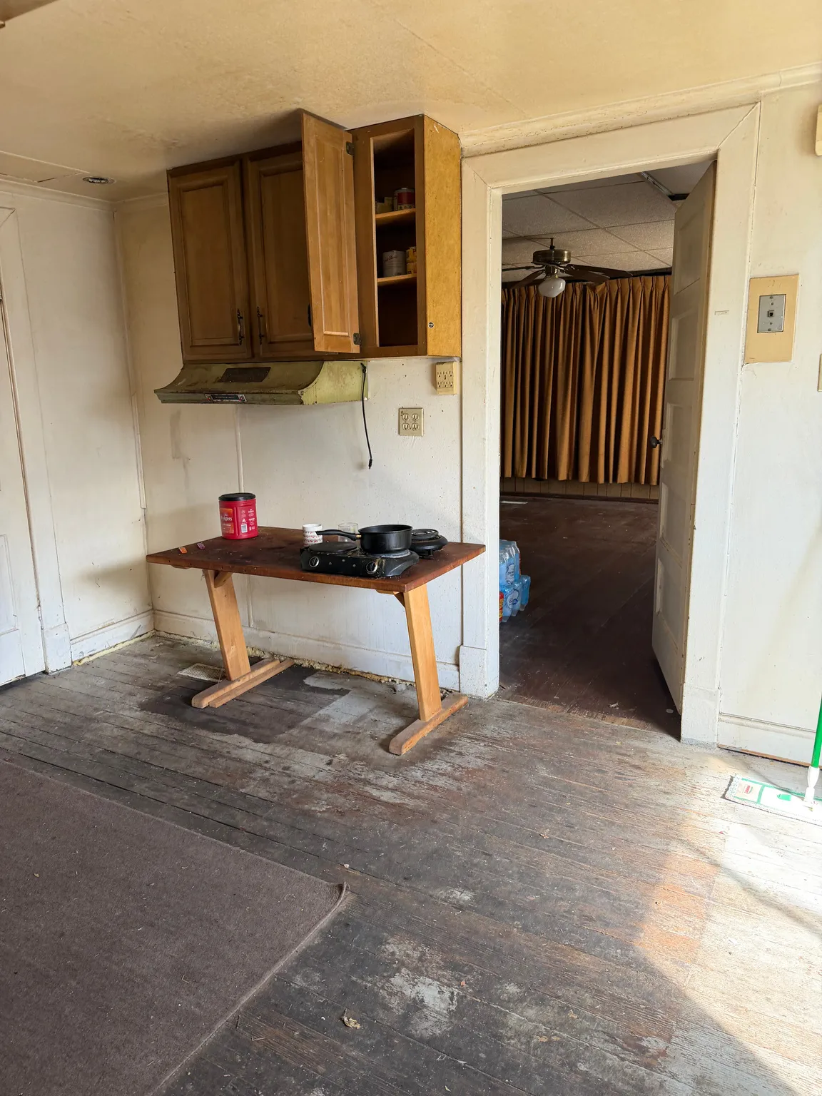 Kitchen, missing gas stove
