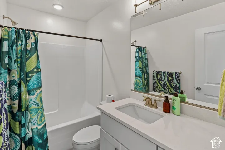 Full 2nd Bathroom