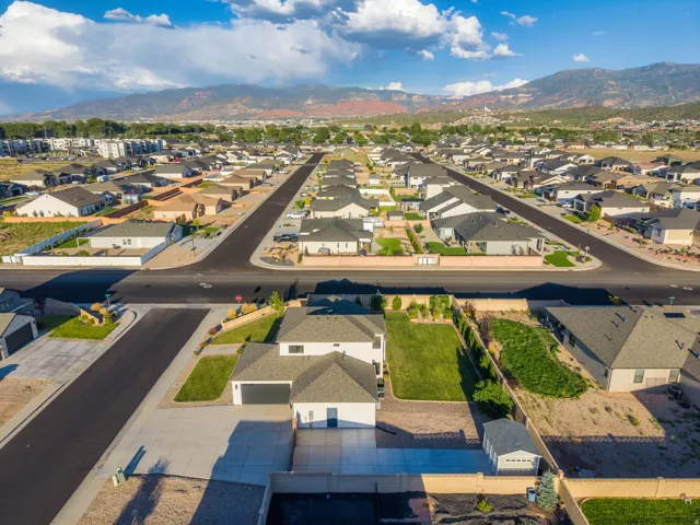 Expansive neighborhood featuring paved streets and varied home designs
