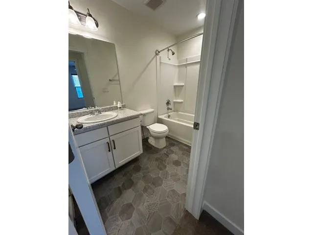 Full bathroom in 3rd floor hallway between bedrooms
