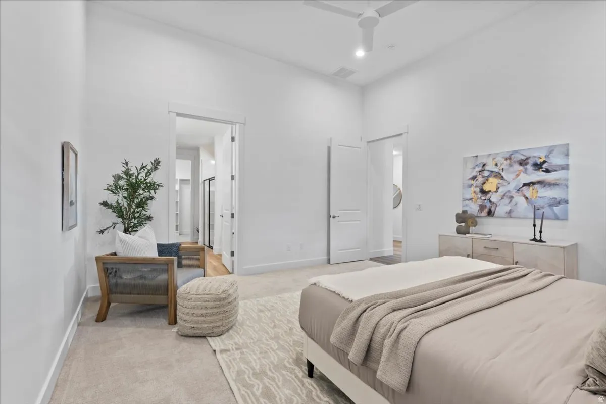 White walls, carpet flooring, a ceiling fan, and recessed lighting