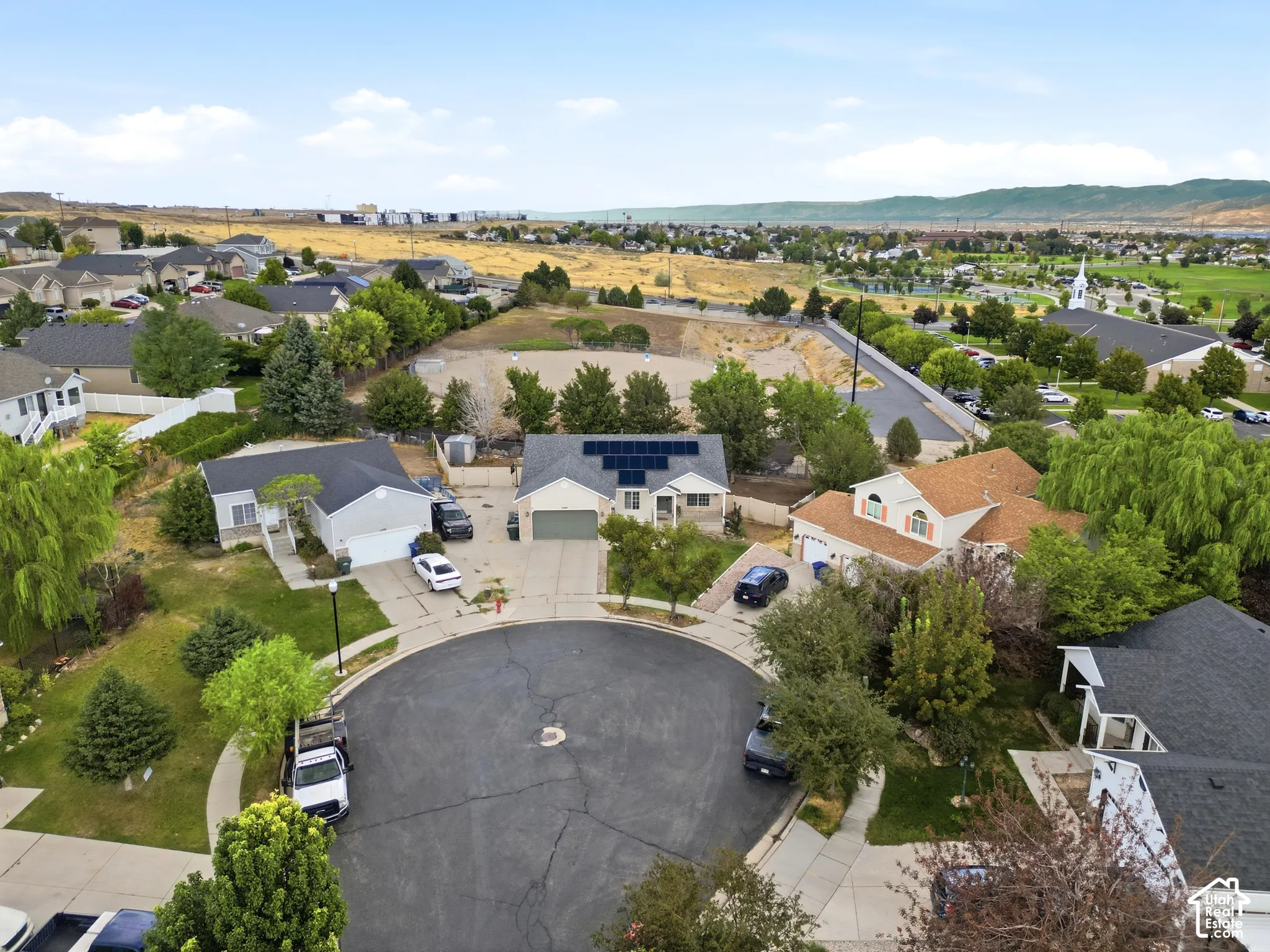 Residential neighborhood setting with mature trees and a cul-de-sac