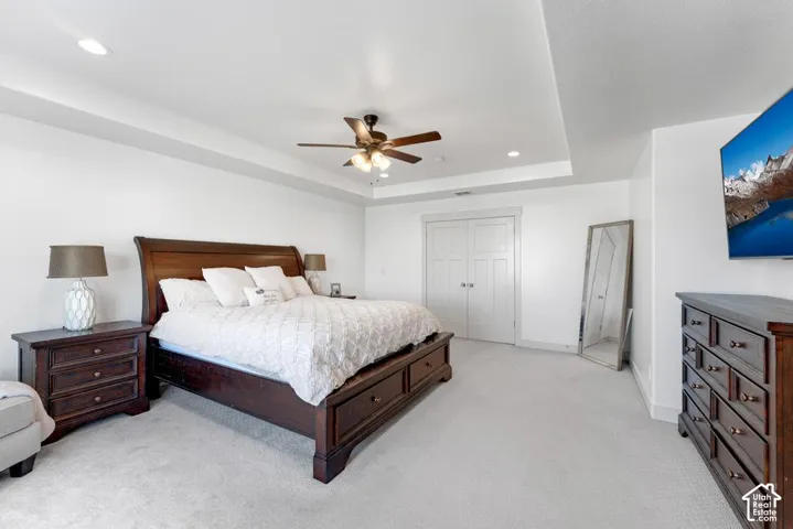 Recessed lighting, ceiling fan, and tray ceiling