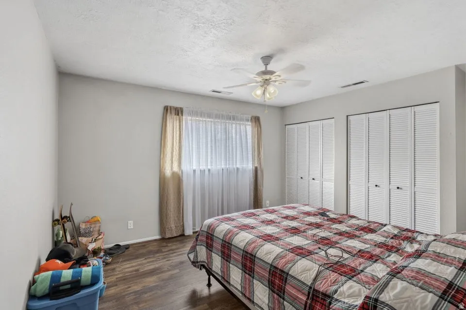 Wood-finish flooring with neutral wall paint