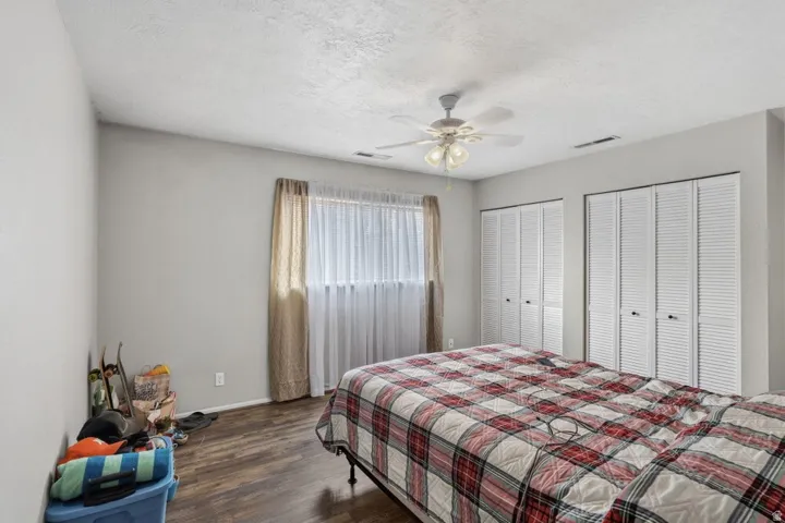 Wood-finish flooring with neutral wall paint