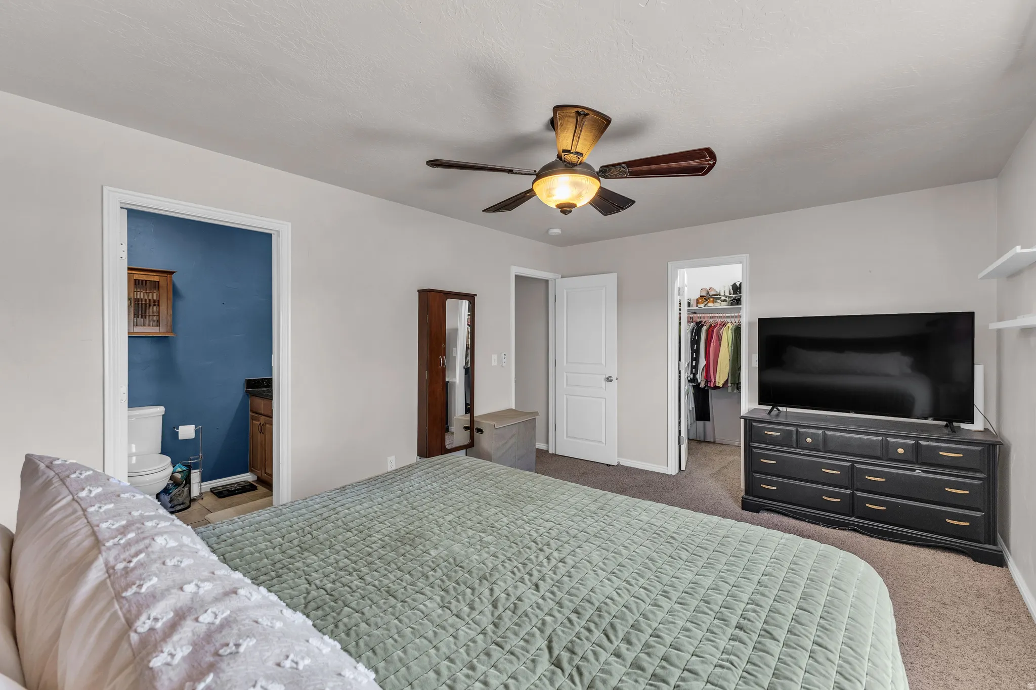 Ceiling fan with integrated lighting