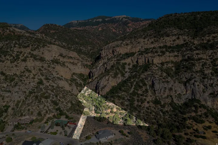 2235 S Chekshani Cliffs, New Harmony, Utah 84757