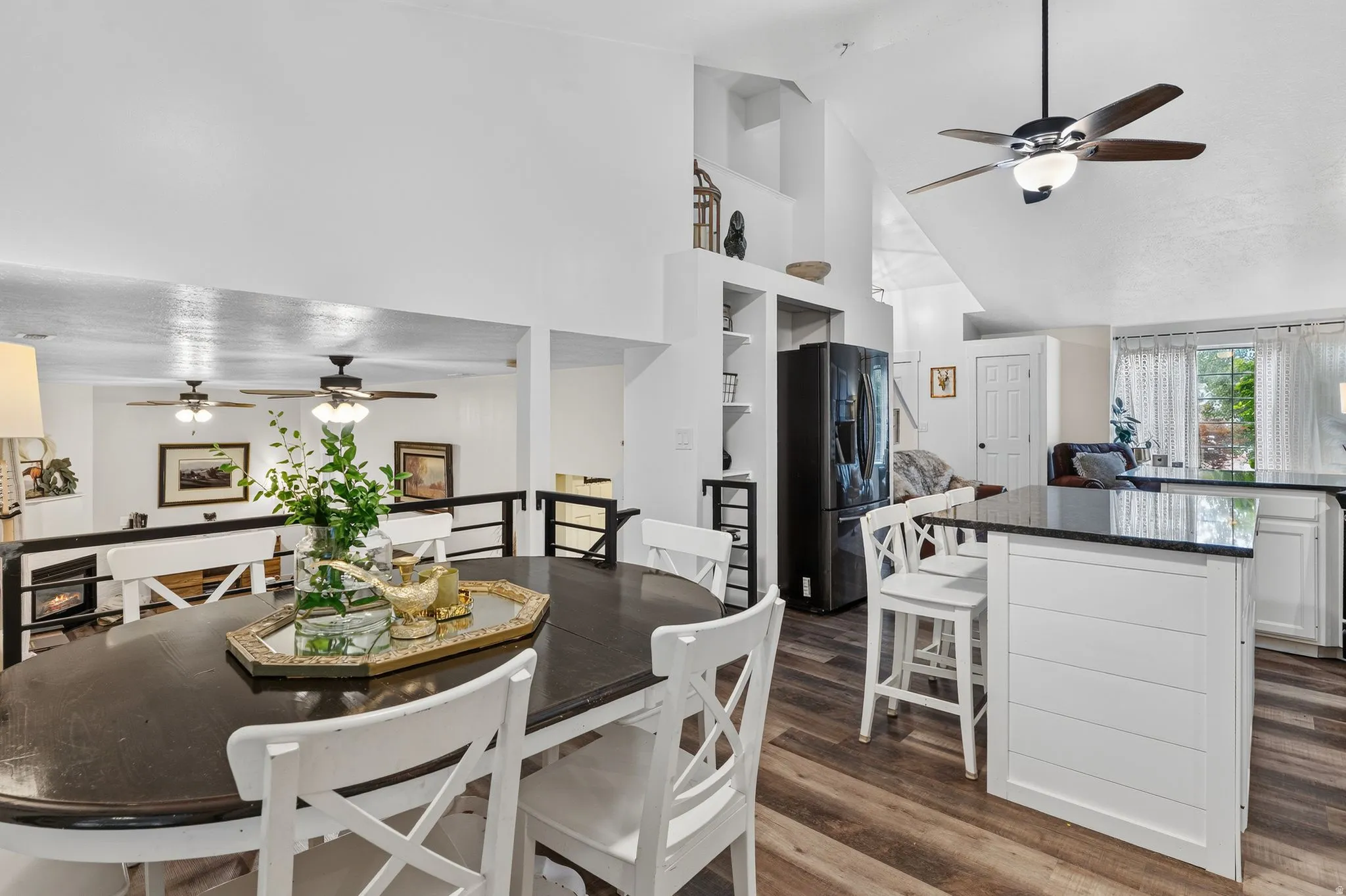 Dining easily fits 6