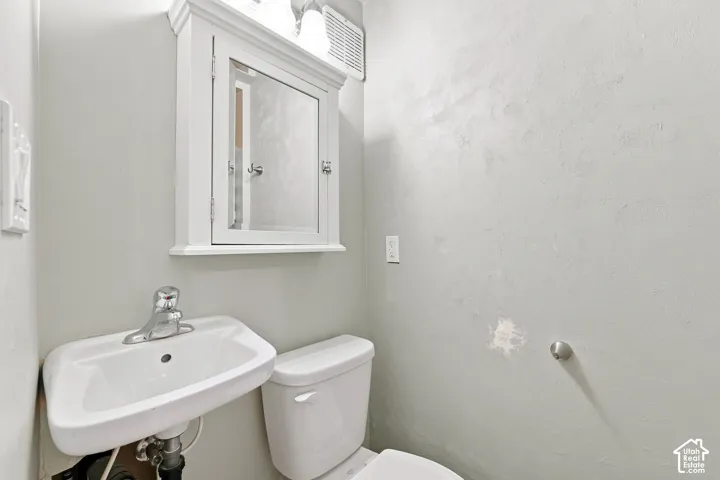 Simple 3/4 Bath.
