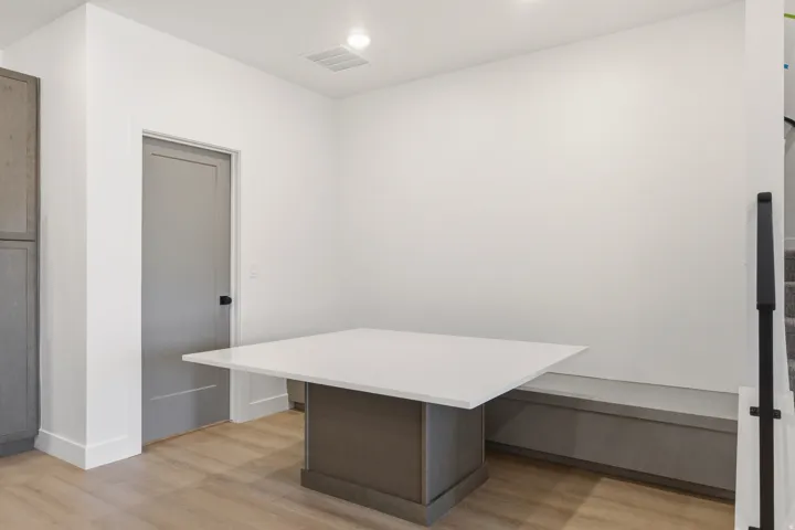 *Photo of similar unit*