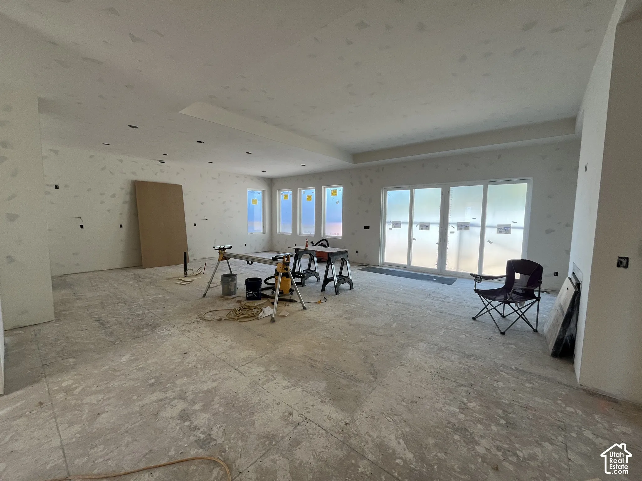 Recessed ceiling with integrated lighting