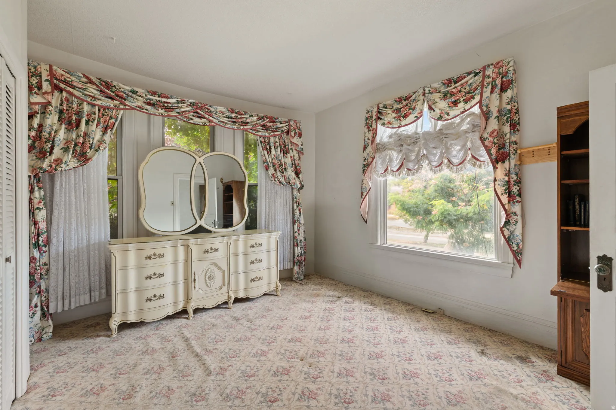 White walls with patterned carpeting