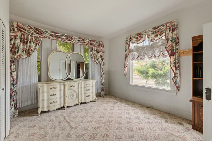White walls with patterned carpeting