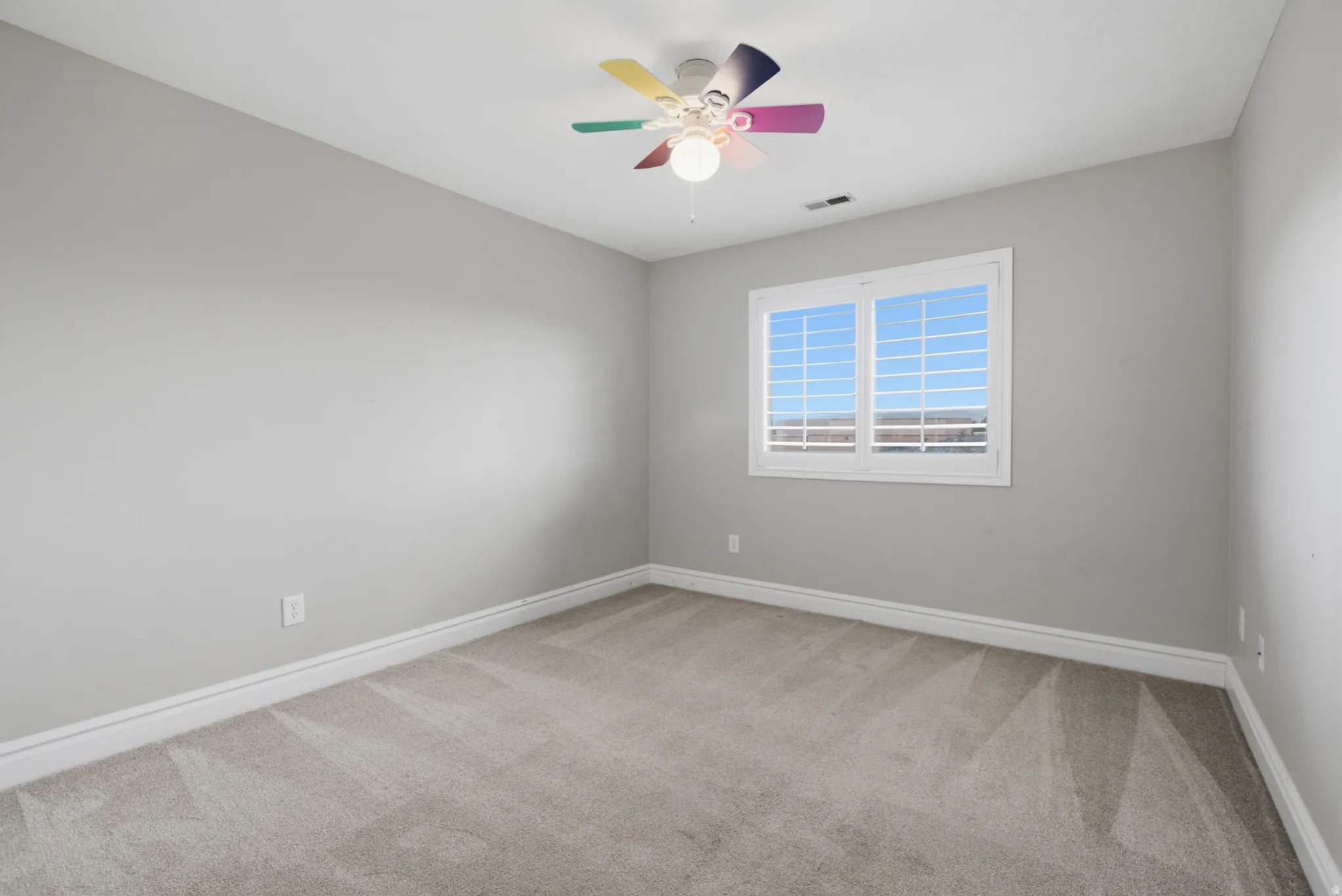 Neutral wall paint with textured carpeting