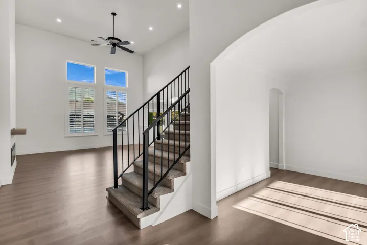 Vaulted ceiling with recessed lighting and a ceiling fan