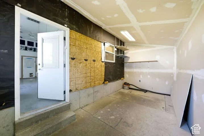 Back shed/additional storage attached to the flex space.