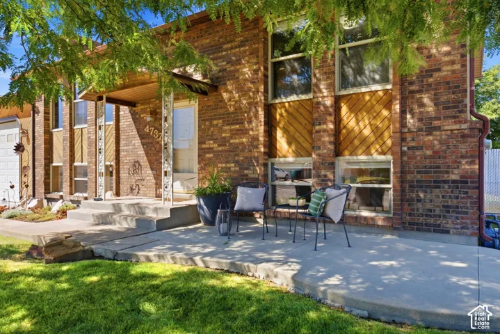 Entrance and shaded front patio