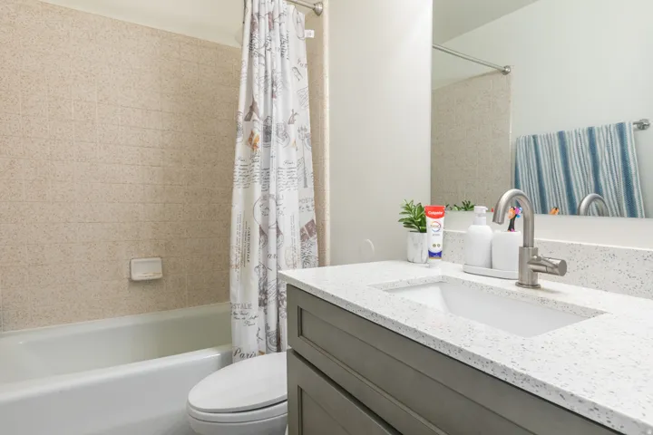 Integrated bathtub and shower with neutral tile surround