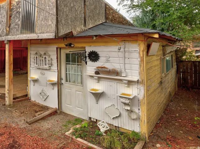 Little studio with electricity, for art, potting/ playhouse and more.