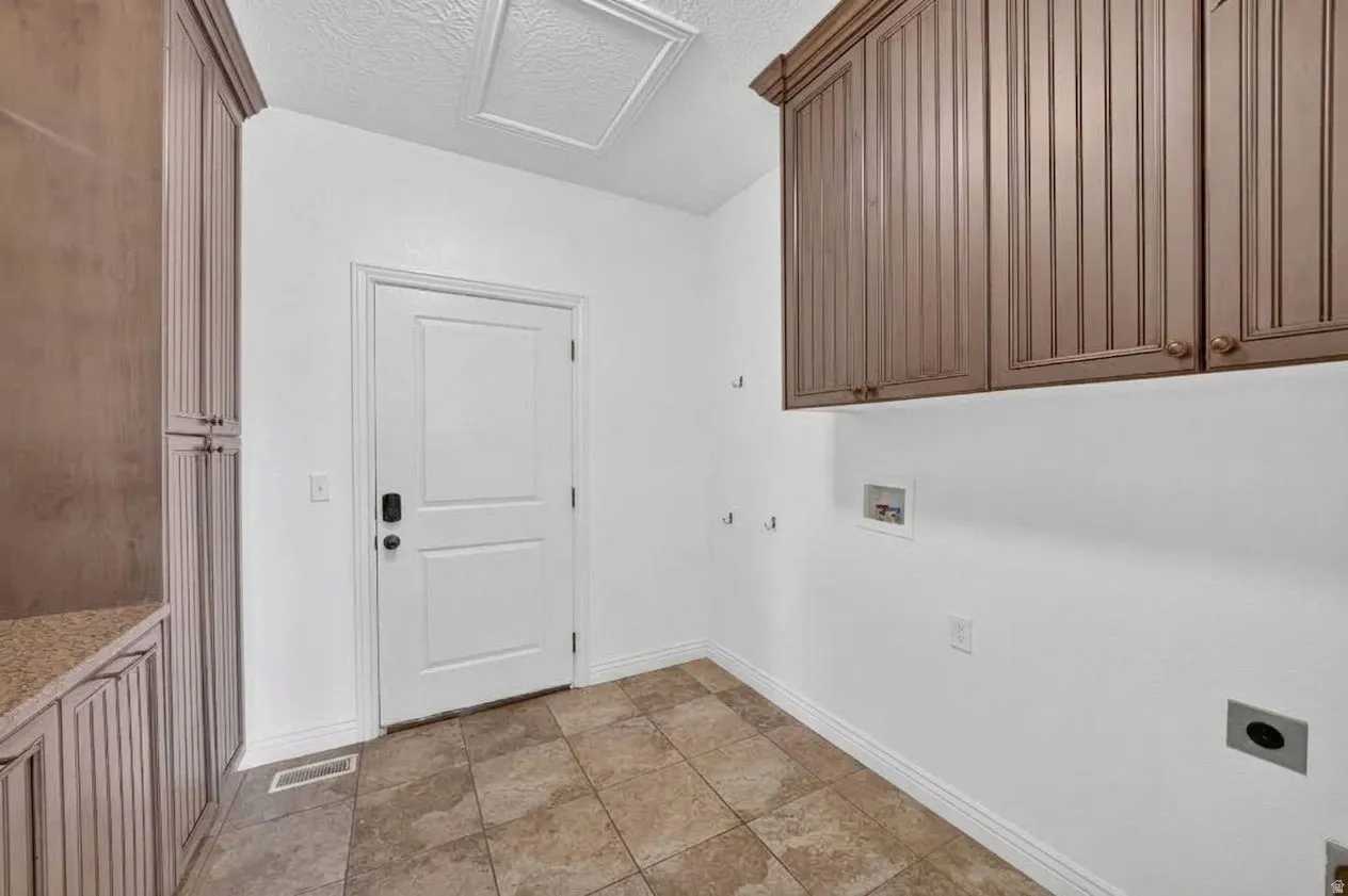Laundry & Mud Room Leading to Garage