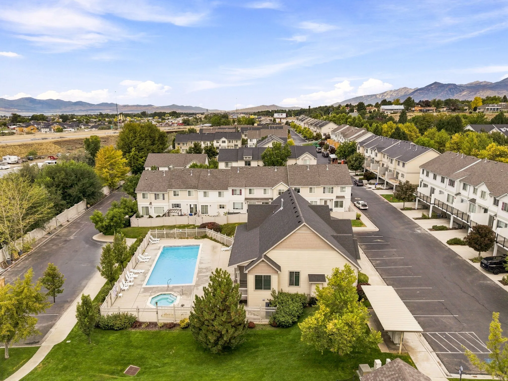 Community amenities include an outdoor swimming pool, a spa, and covered parking