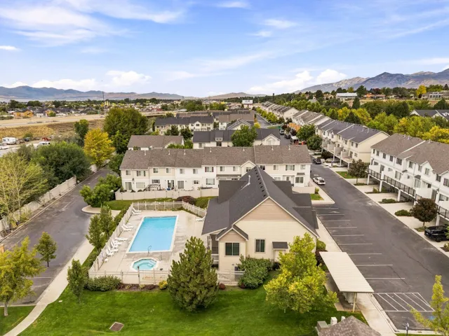 Community amenities include an outdoor swimming pool, a spa, and covered parking