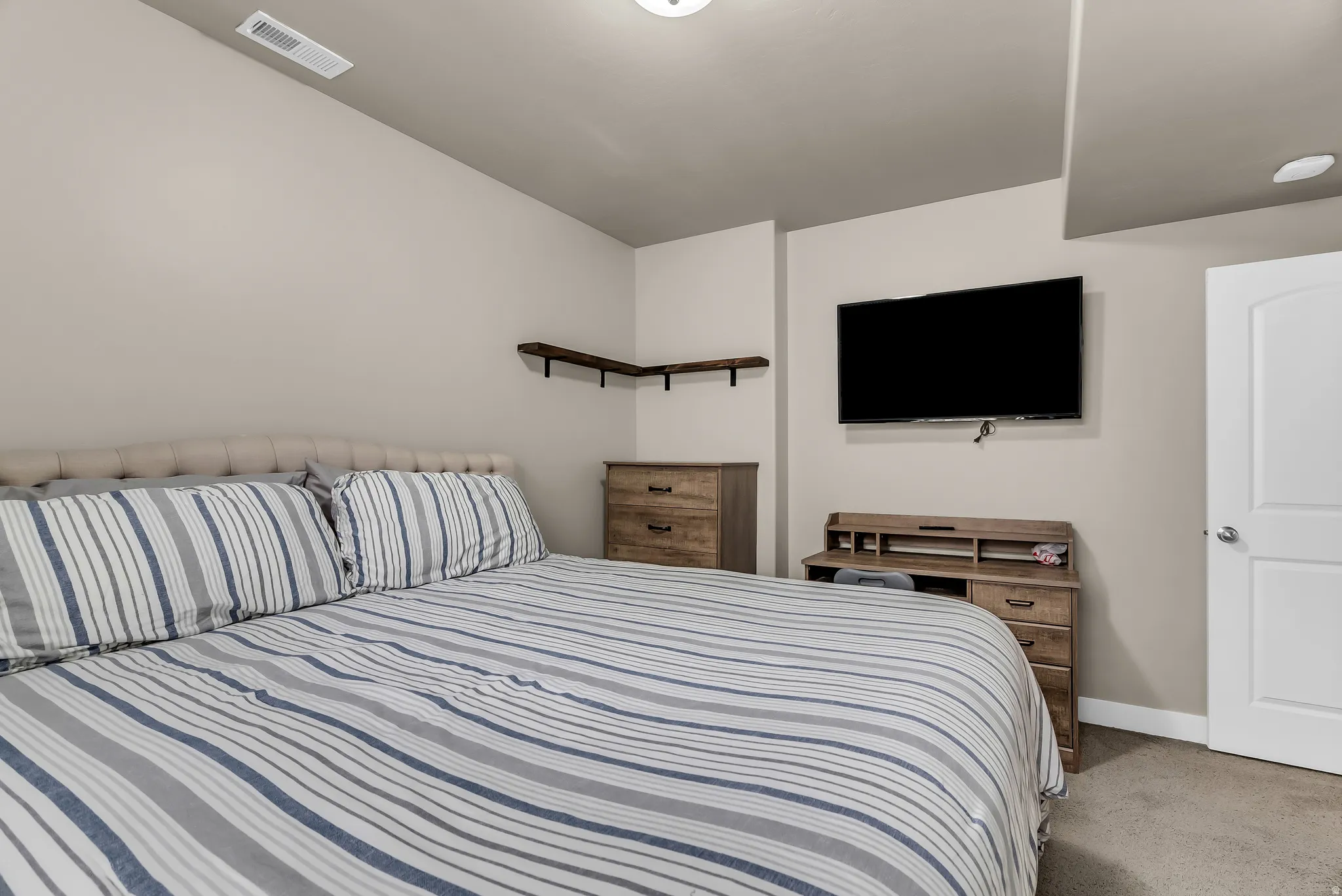 Neutral wall finishes