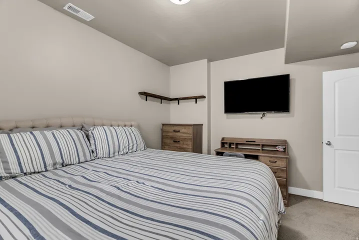 Neutral wall finishes