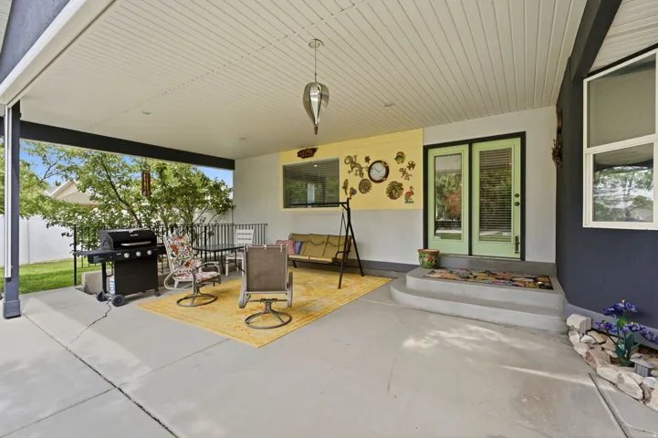 Covered patio featuring a concrete surface and a paneled ceiling