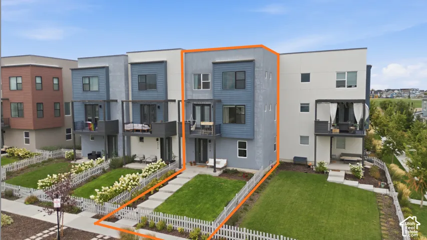 Corner unit with lots of light and windows!