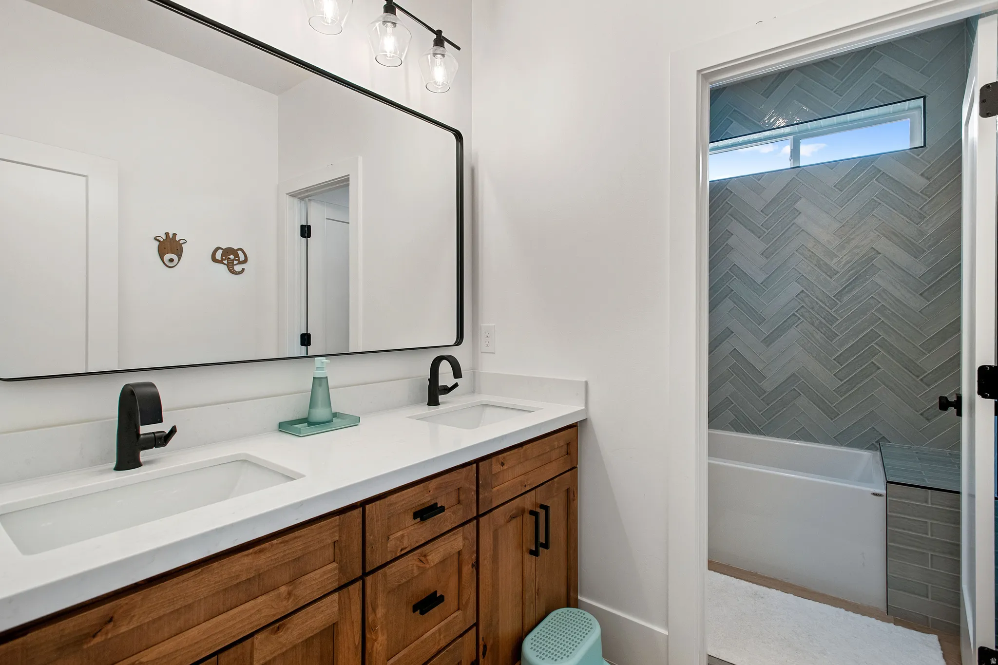 Dual vanity with integrated sinks and black matte faucets