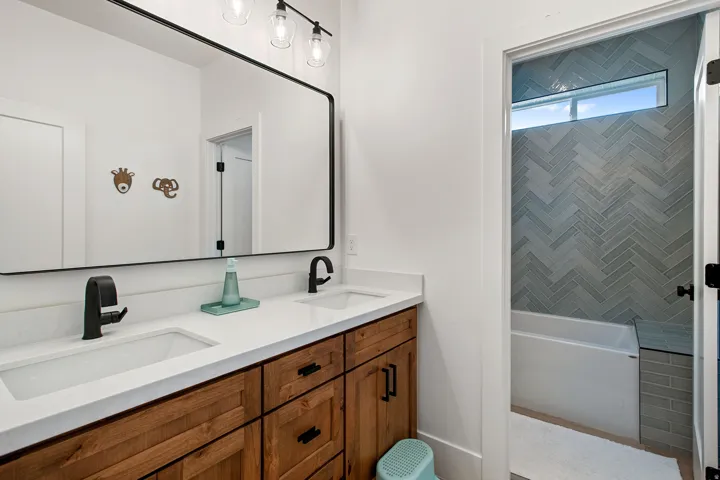 Dual vanity with integrated sinks and black matte faucets