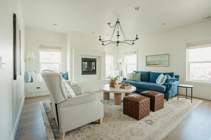Recessed lighting, wood-finish flooring, a built-in window seat, a built-in fireplace, and a ceiling-mounted chandelier