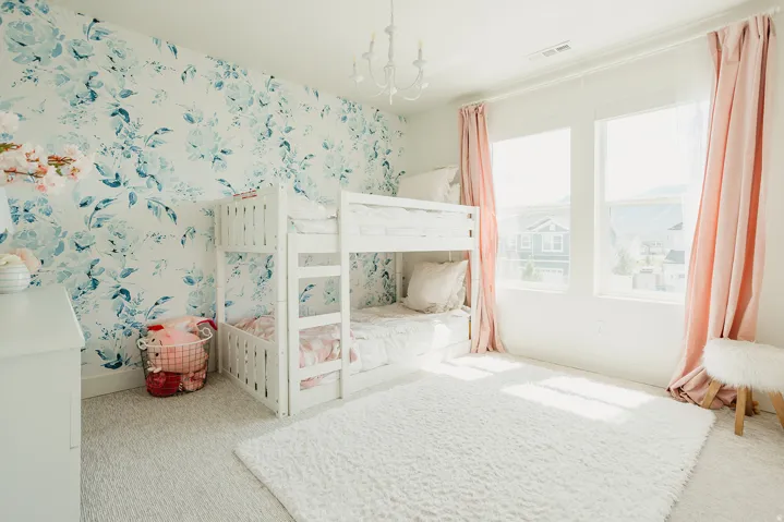 Light-toned wall-to-wall carpeting throughout