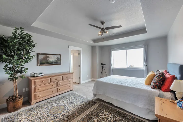 Tray ceiling with a ceiling fan