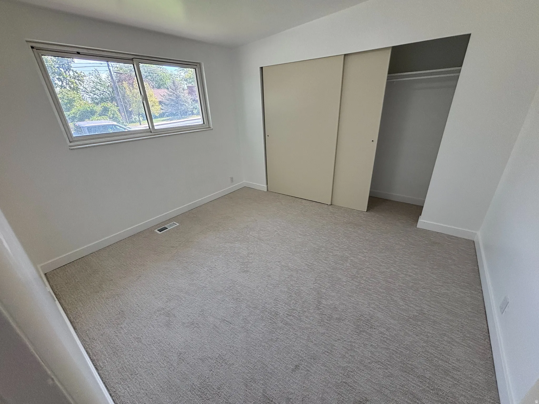 Neutral tone wall paint with light gray carpet