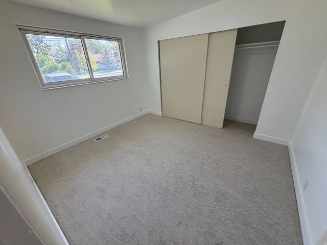 Neutral tone wall paint with light gray carpet