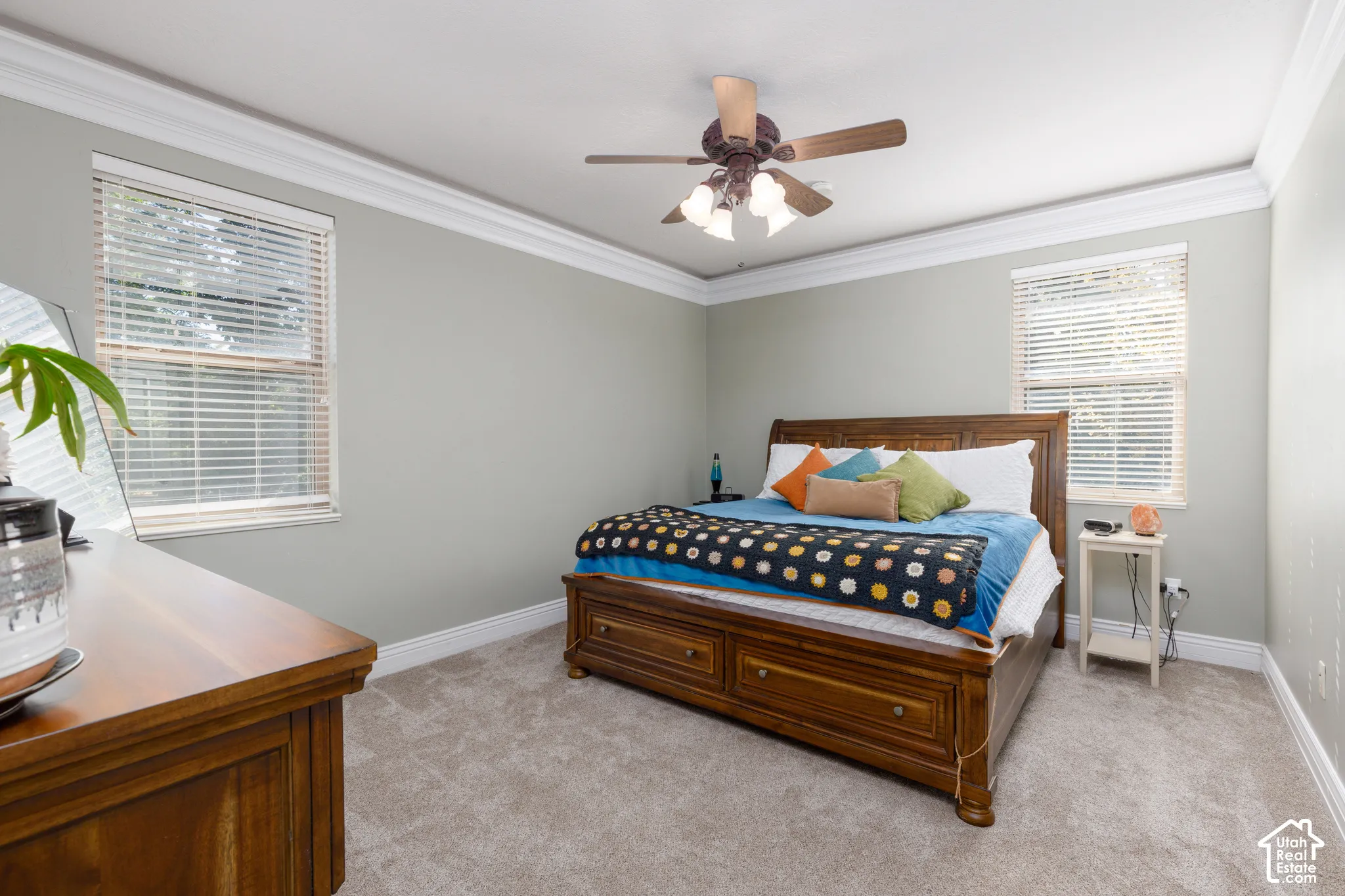 Recessed lighting fixture, crown molding, double windows, wood-finish ceiling fan, and carpeted flooring