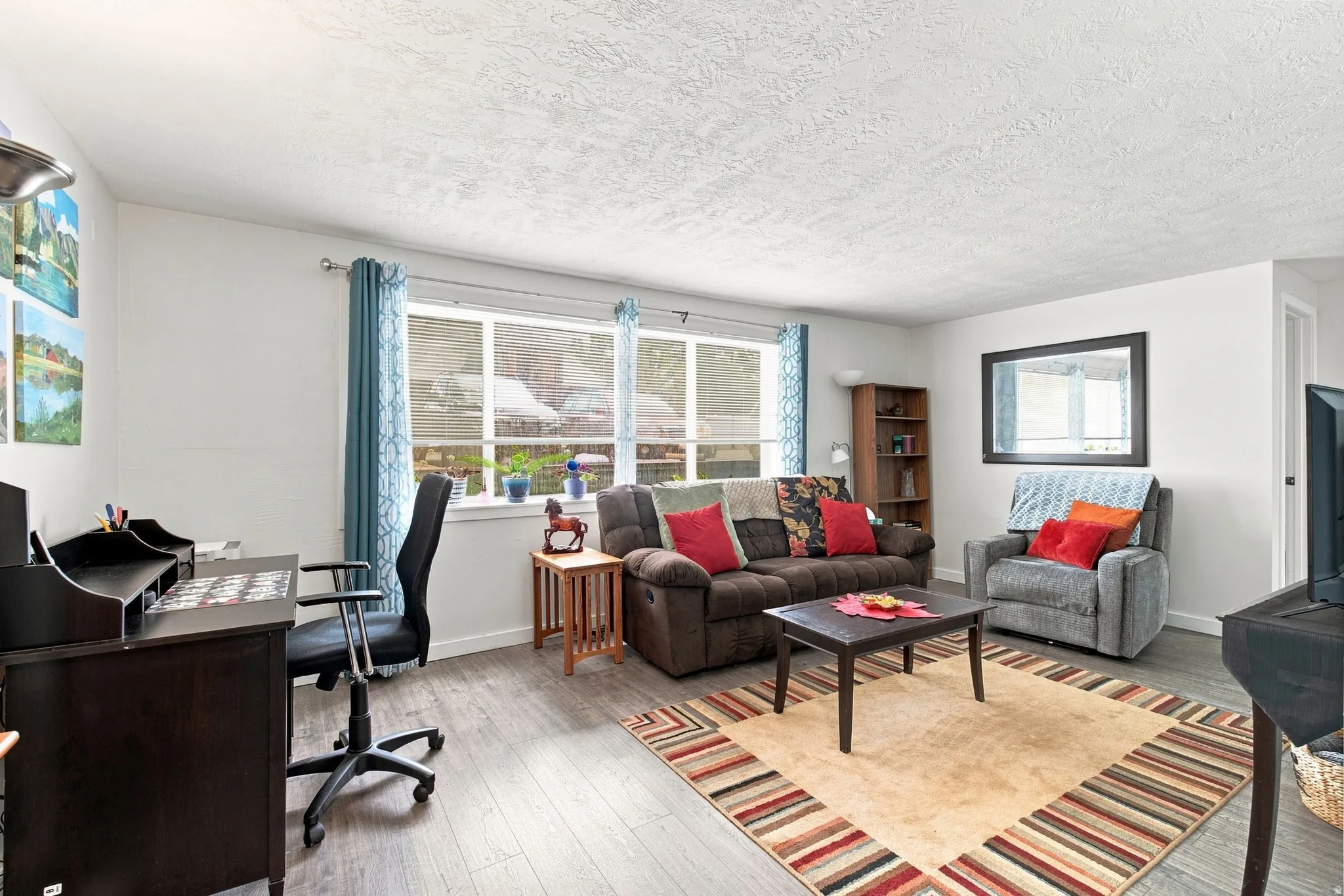Newer flooring, windows, & paint in 2021