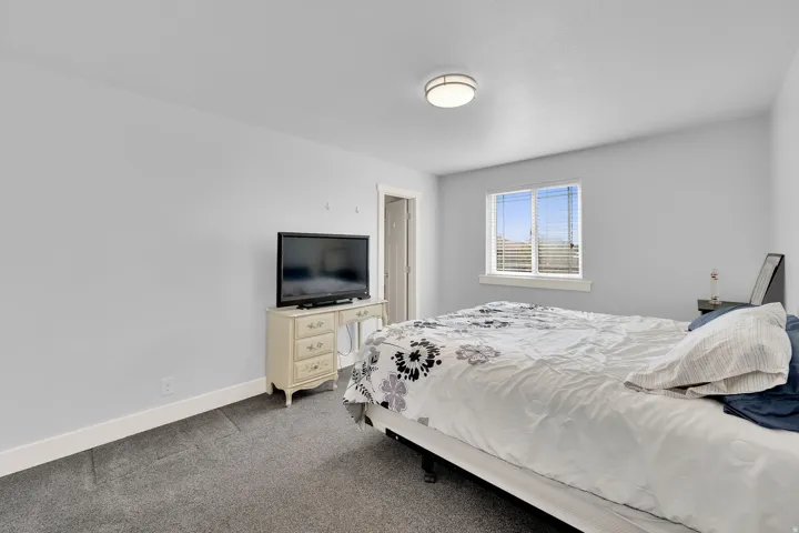 Carpeted flooring, recessed window, ceiling-mounted light fixture