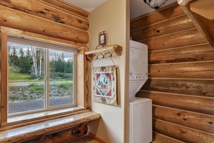 Log wall construction with a built-in window seat